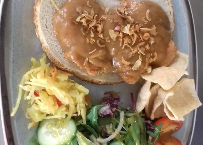 Eetcafe/pension Nooitgedacht Pensión Strijen